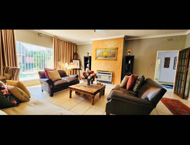 4 BEDROOM FREEHOLD FOR SALE IN ALBERANTE